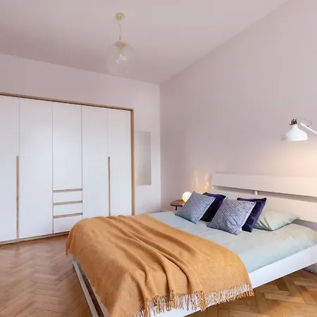 Apartment Art & Comfort
